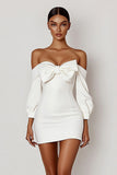 Vestidinho Branco com Arco Cetim Fora do Ombro Bodycon Curto/Mini Mangas Compridas