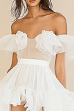 Branco Uma linha fora do ombro babado vestido de formatura