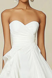Branco sem alças Uma linha Chiffon babado vestido de formatura