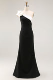 Um ombro sereia preto cetim longo vestido formal
