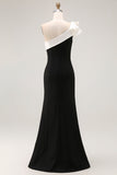 Um ombro sereia preto cetim longo vestido formal