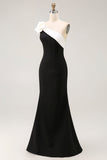Um ombro sereia preto cetim longo vestido formal