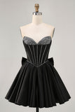 Preto A-Line Strapless frisado vestido curto Homecoming com arco