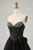 Preto A-Line Strapless frisado vestido curto Homecoming com arco