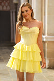 Espartilho amarelo sem alças A Line Tiered Short Homecoming Dress