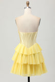 Espartilho amarelo sem alças A Line Tiered Short Homecoming Dress