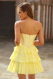 Espartilho amarelo sem alças A Line Tiered Short Homecoming Dress