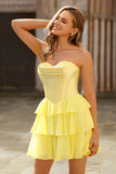 Espartilho amarelo sem alças A Line Tiered Short Homecoming Dress