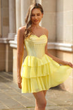 Espartilho amarelo sem alças A Line Tiered Short Homecoming Dress