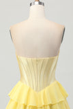 Espartilho sem alças amarelo Um vestido de volta em camadas de linha