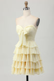 Amarelo sem alças Uma linha Tiered Homecoming Dress com arco