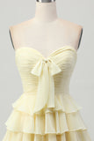 Amarelo sem alças Uma linha Tiered Homecoming Dress com arco