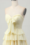 Amarelo sem alças Uma linha Tiered Homecoming Dress com arco