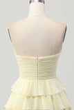 Amarelo sem alças Uma linha Tiered Homecoming Dress com arco