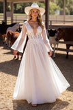 Uma linha branca deep v pescoço vestido de noiva com renda