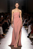 Rosa simples Ruched Strapless longo vestido de noite com fenda