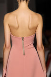 Rosa simples Ruched Strapless longo vestido de noite com fenda