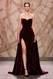 Veludo vermelho escuro querido vestido de noite longo com fenda