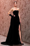 Vestido de noite simples de veludo preto longo sem alças com fenda
