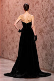 Vestido de noite simples de veludo preto longo sem alças com fenda