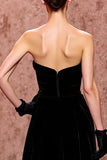 Vestido de noite simples de veludo preto longo sem alças com fenda