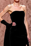 Vestido de noite simples de veludo preto longo sem alças com fenda