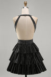 Vestido preto de decote profundo em V com corte curto de regresso a casa, com bordas
