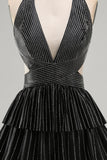 Vestido preto de decote profundo em V com corte curto de regresso a casa, com bordas