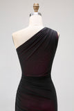 Um ombro preto rosa bainha longo vestido de dama de honra com fenda
