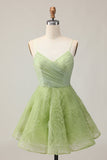 A Linha Esparguete Correias Verde Ruched Short Homecoming Dress com costas abertas