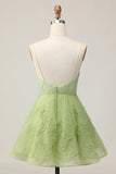 A Linha Esparguete Correias Verde Ruched Short Homecoming Dress com costas abertas