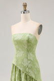 Vestido de dama de honra verde Sage estampado sem alças floral com fenda