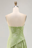 Vestido de dama de honra verde Sage estampado sem alças floral com fenda