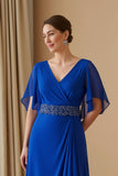Chiffon Flutter Manga V Pescoço Uma Linha Royal Blue Wedding Guest Dress com Missangas