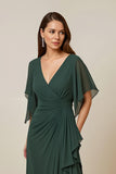 Vestido verde escuro da mãe da noiva com mangas Flutter