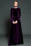 Uma linha de vestido formal de veludo roxo escuro com mangas compridas