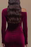 Um ombro cetim mangas longas vestido formal Borgonha com fenda