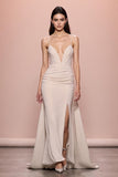 Vestido de noite ruched de cetim de marfim com fenda