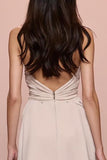 Vestido de noite ruched de cetim de marfim com fenda