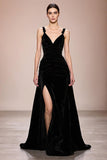 Vestido de noite longo sem costas de veludo preto com fenda