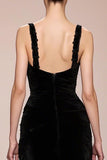 Vestido de noite longo sem costas de veludo preto com fenda