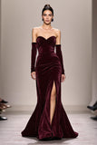 Vestido de noite de veludo longo sem alças vermelho escuro com fenda