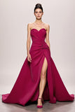 Fuchsia cetim uma linha Ruched Strapless longo vestido de noite com fenda