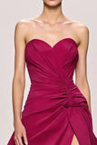 Fuchsia cetim uma linha Ruched Strapless longo vestido de noite com fenda