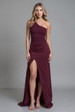 Um ombro bainha vestido de noite bordô com fenda