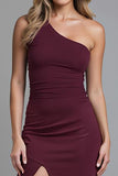 Um ombro bainha vestido de noite bordô com fenda