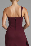 Um ombro bainha vestido de noite bordô com fenda