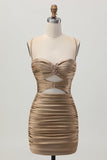 Escuro Khaki Ruched Cut-Out Tight Mini Homecoming Dress com renda para trás