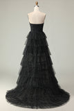 Vestido de baile preto, sem alças, com bolinhas de folhos em camadas, com abertura e fenda