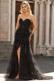 Vestido de baile preto, sem alças, com bolinhas de folhos em camadas, com abertura e fenda